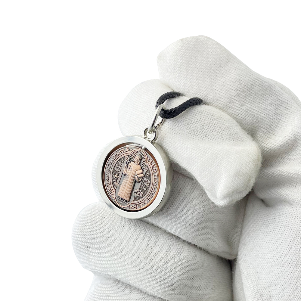 Jewelry & Watches Bench - Nuova Collana con Medaglia di San
